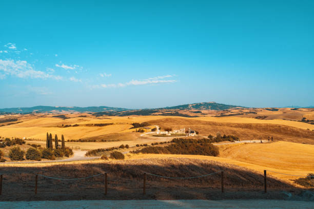 Le colline dorate intorno al Teatro del Silenzio
