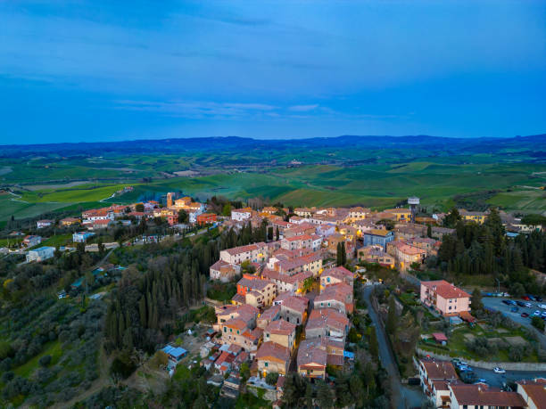 Veduta aerea del borgo di Lajatico al crepuscolo