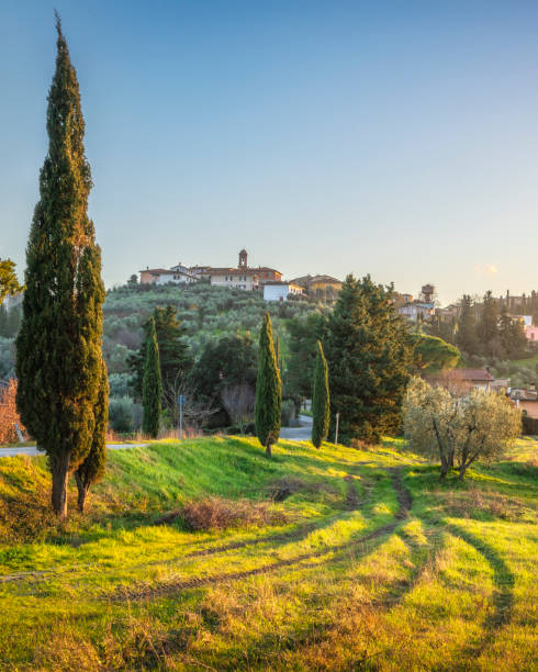 Veduta di un borgo collinare nei pressi di Lajatico, tipico della Valdera
